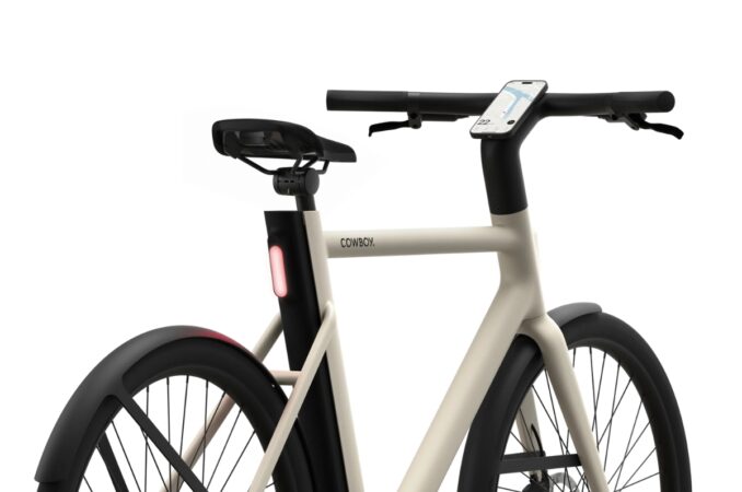 cowboy cruiser e-bike white background